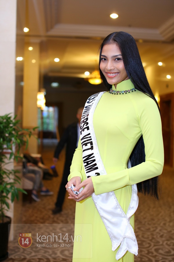 Clip: Trương Thị May ôm mẹ khóc trước giờ lên đường tham dự Miss Universe 11