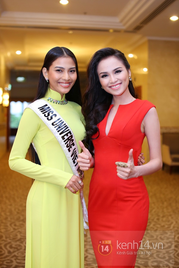 Clip: Trương Thị May ôm mẹ khóc trước giờ lên đường tham dự Miss Universe 15