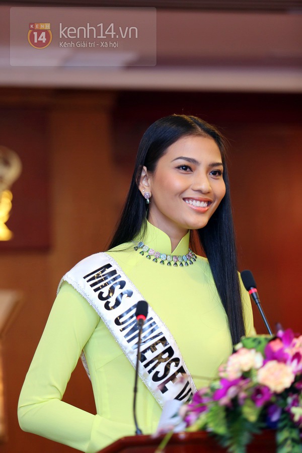 Clip: Trương Thị May ôm mẹ khóc trước giờ lên đường tham dự Miss Universe 2