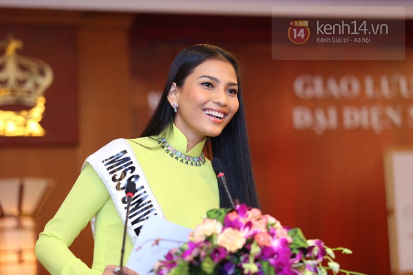 Clip: Trương Thị May ôm mẹ khóc trước giờ lên đường tham dự Miss Universe 3