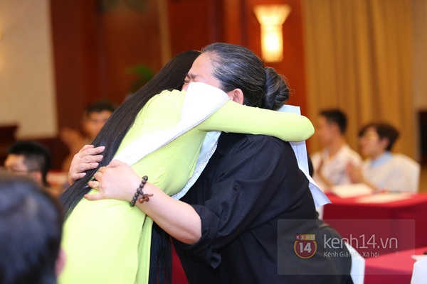 Clip: Trương Thị May ôm mẹ khóc trước giờ lên đường tham dự Miss Universe 4