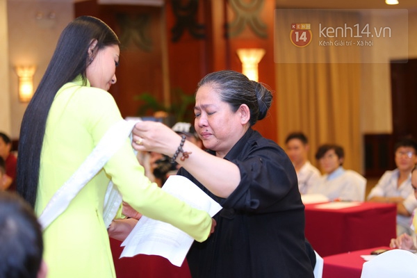 Clip: Trương Thị May ôm mẹ khóc trước giờ lên đường tham dự Miss Universe 6