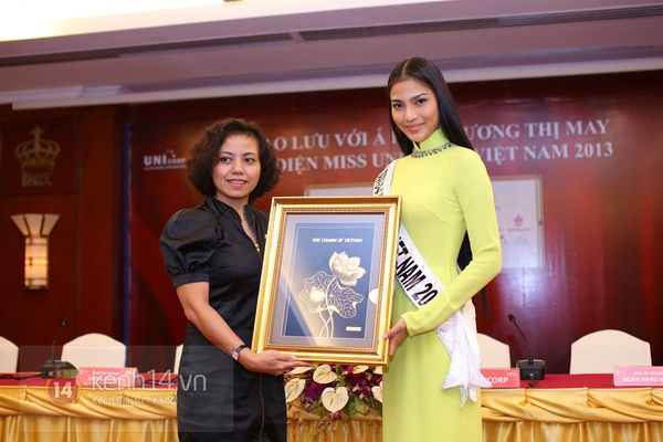 Clip: Trương Thị May ôm mẹ khóc trước giờ lên đường tham dự Miss Universe 18