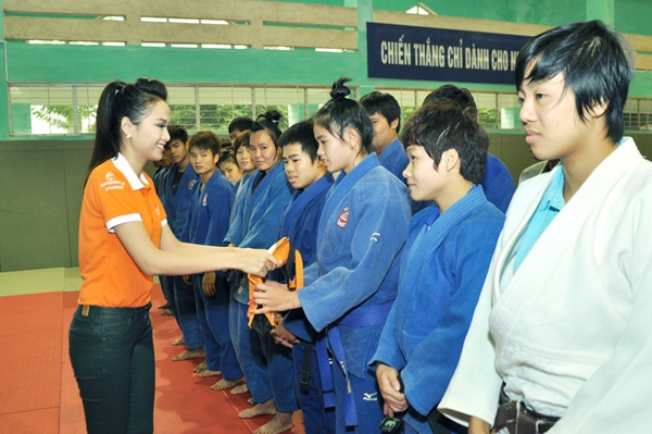 Hoa hậu Diễm Hương tập luyện c&ugrave;ng VĐV quốc gia Việt Nam 8