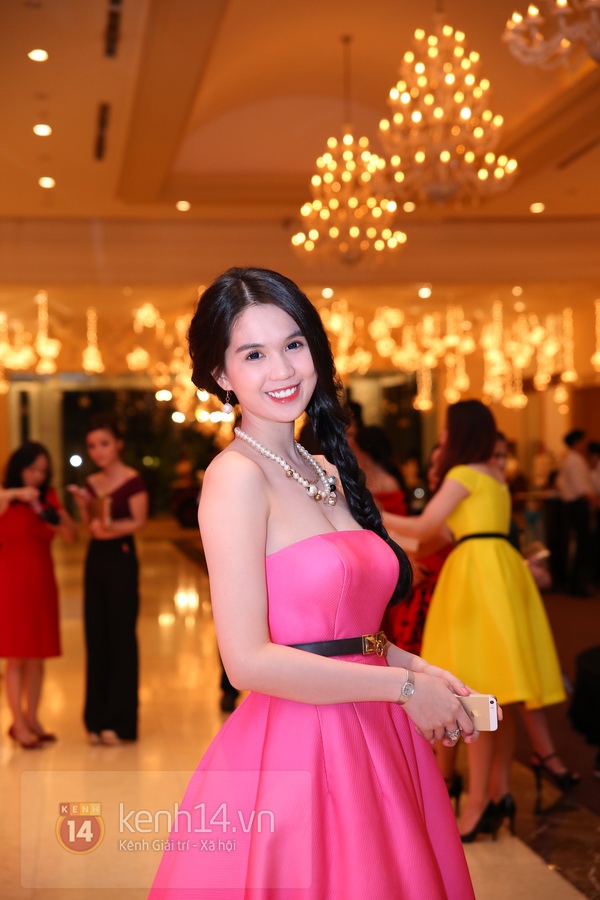 Ngọc Trinh rạng rỡ bên cạnh Hoa hậu Hoàn vũ Thái Lan 2