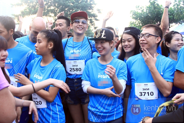 Gia đình Tăng Thanh Hà thu hút hết sự chú ý trong cuộc đua từ thiện 26