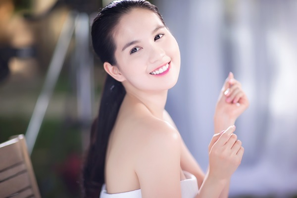 Ngọc Trinh "hút mắt" với vẻ ngây thơ, trong sáng 5