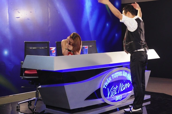 Vietnam Idol: Mỹ Tâm một mình "chịu trận" khi thí sinh "tăng động" tỏ tình 4