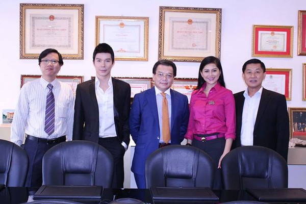 Nathan Lee hớn hở khoe ảnh chụp cùng bố mẹ chồng Hà Tăng 2