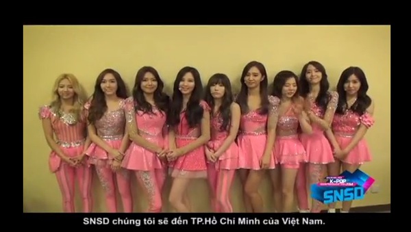 HOT Clip: SNSD rạng rỡ chào fan Việt, BTC trải thảm đó đón sao Hàn ở Tân Sơn Nhất 3