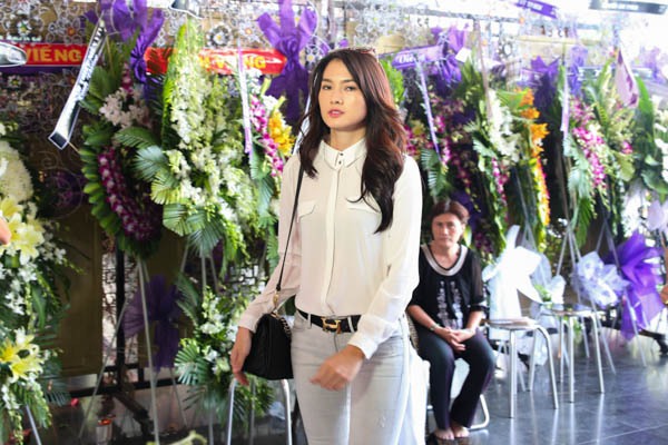 Minh Hằng cùng Bình Minh đến viếng nhà văn Nguyễn Quang Sáng 6