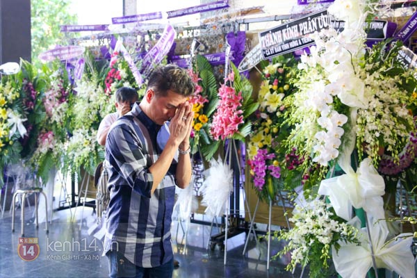 Minh Hằng cùng Bình Minh đến viếng nhà văn Nguyễn Quang Sáng 5