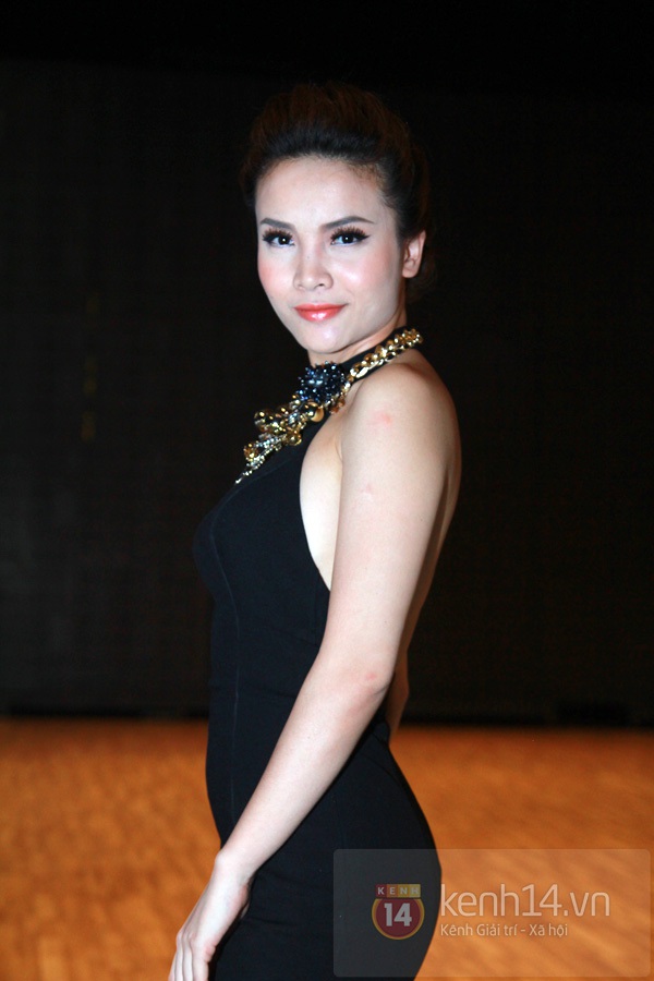 Angela Phương Trinh bị hủy tiết mục tại Bước Nhảy Hoàn Vũ vì trang phục 13