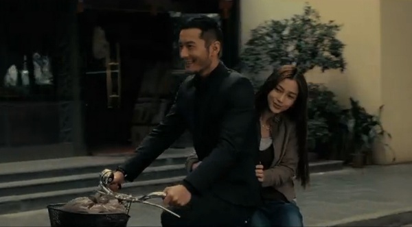 Cảnh đạp xe lãng mạn của Angela Baby và Huỳnh Hiểu Minh 1