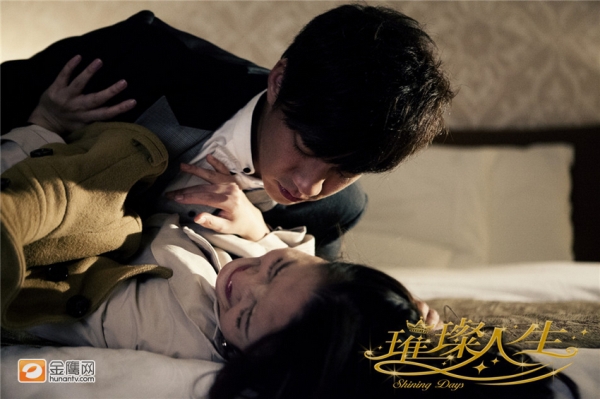 Mỹ nữ "T&acirc;n Hồng l&acirc;u mộng" hốt hoảng v&igrave; bị đ&egrave; ngửa 2