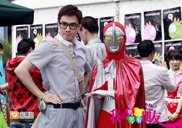 "Mất t&iacute;ch" ở "Thần đi&ecirc;u 2014", U&ocirc;ng Đ&ocirc;ng Th&agrave;nh lộ diện mạo trai qu&ecirc; 8