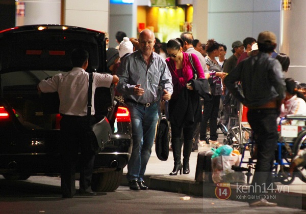 Thu Minh tình cảm với chồng Tây ở sân bay đi Châu Âu 1