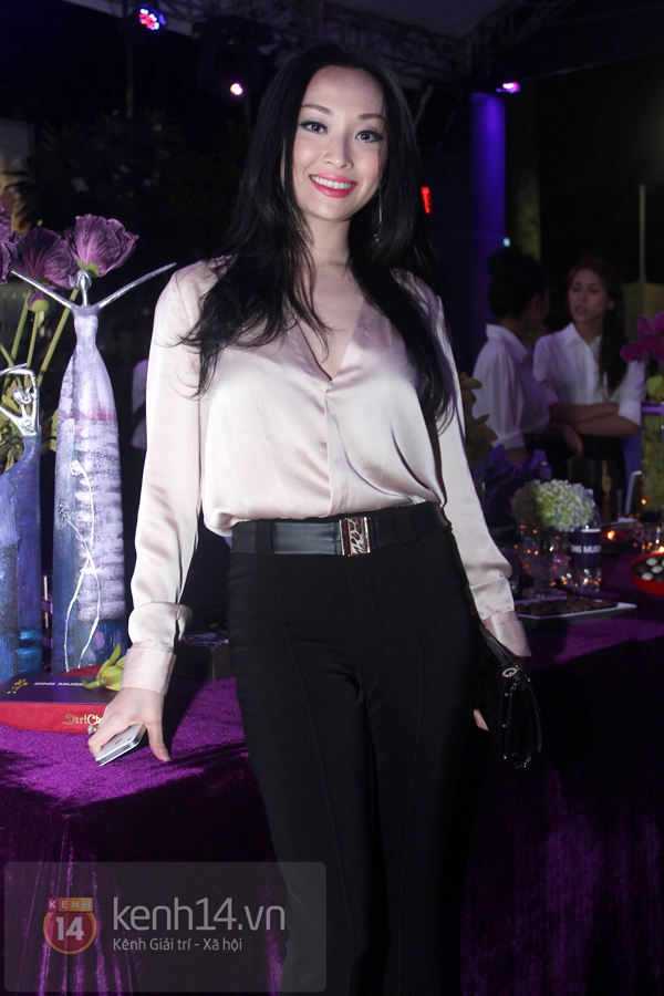 Mai Phương Th&uacute;y s&aacute;nh bước dự tiệc với bạn trai 50