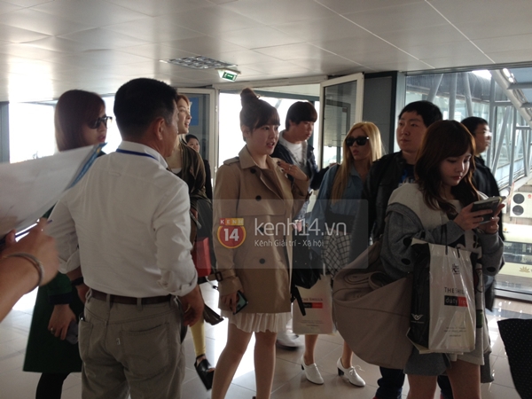 Clip: T-ara vất vả vượt vòng vây fan Việt về khách sạn 16