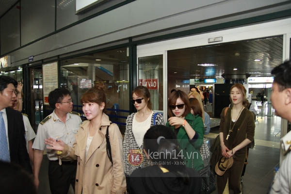 Clip: T-ara vất vả vượt vòng vây fan Việt về khách sạn 22