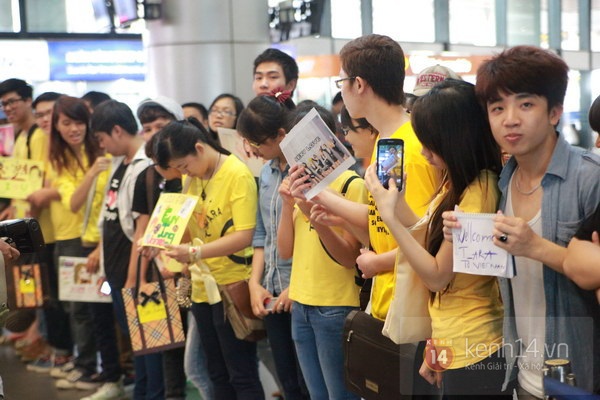 Clip: T-ara vất vả vượt vòng vây fan Việt về khách sạn 35