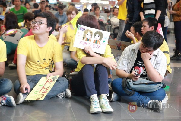 Clip: T-ara vất vả vượt vòng vây fan Việt về khách sạn 42