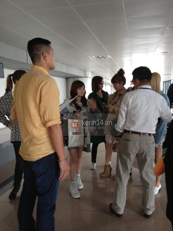 Clip: T-ara vất vả vượt vòng vây fan Việt về khách sạn 18