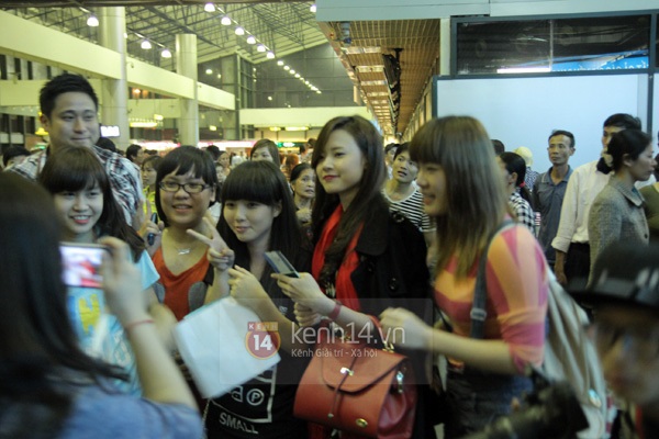 Clip: Minho (SHINee) và Midu cùng có mặt tại sân bay Nội Bài để sang Hàn Quốc  8