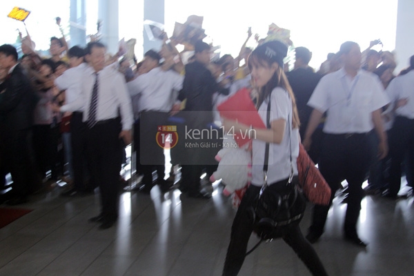 Clip: T-ara vất vả vượt vòng vây fan Việt về khách sạn 33