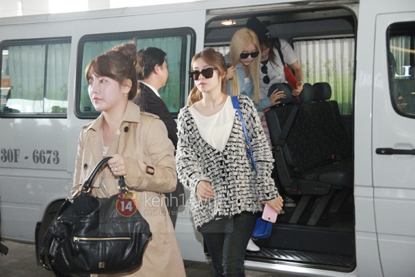 Clip: T-ara vất vả vượt vòng vây fan Việt về khách sạn 25