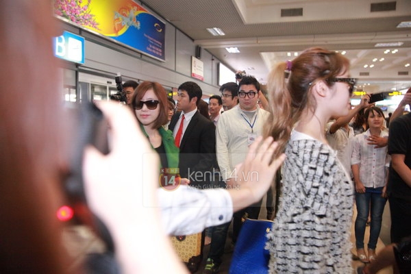 Clip: T-ara vất vả vượt vòng vây fan Việt về khách sạn 2