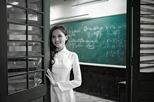 Diễm Hương tung bộ ảnh về thăm trường xưa 15