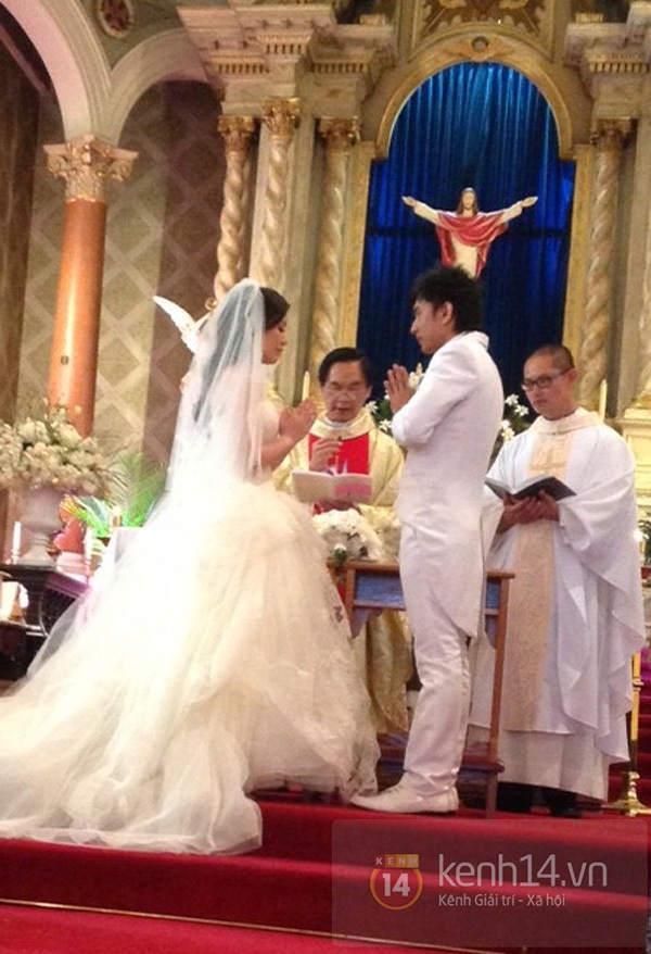 Đan Trường ngượng ngùng hôn cô dâu Thủy Tiên trong đám cưới 12
