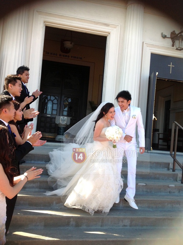 Đan Trường ngượng ngùng hôn cô dâu Thủy Tiên trong đám cưới 10