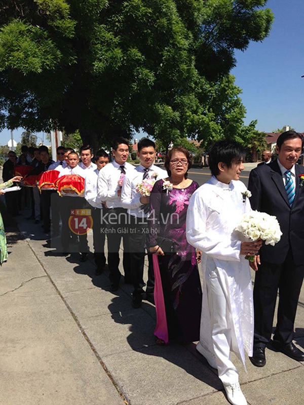 Đan Trường ngượng ngùng hôn cô dâu Thủy Tiên trong đám cưới 3