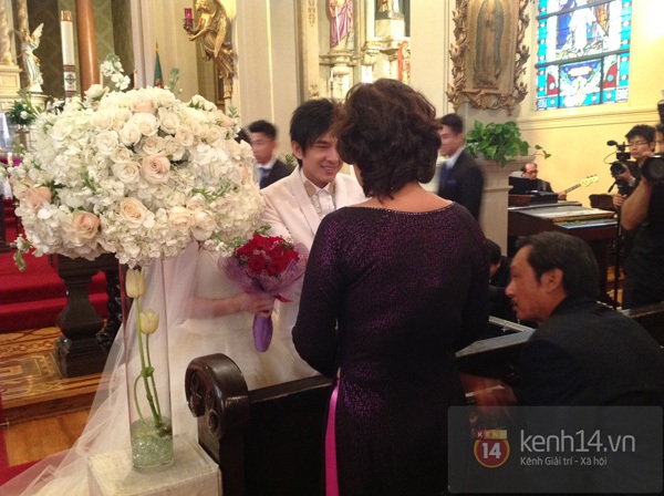 Đan Trường ngượng ngùng hôn cô dâu Thủy Tiên trong đám cưới 13