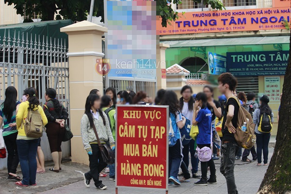 Fan Việt mỏi mòn chờ trước cổng trường đại học xem sao Hàn quay hình 3