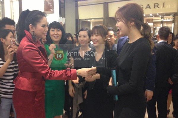 Sự xuất hiện của Yoon Eun Hye tại sự kiện nhà Hà Tăng khiến đường tắc nghẽn 9 Sự xuất hiện của Yoon Eun Hye tại sự kiện nhà Hà Tăng khiến đường tắc nghẽn 9
