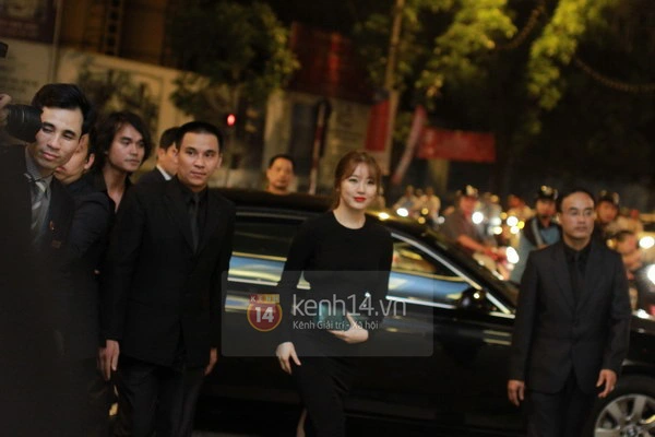 Sự xuất hiện của Yoon Eun Hye tại sự kiện nhà Hà Tăng khiến đường tắc nghẽn 5 Sự xuất hiện của Yoon Eun Hye tại sự kiện nhà Hà Tăng khiến đường tắc nghẽn 5