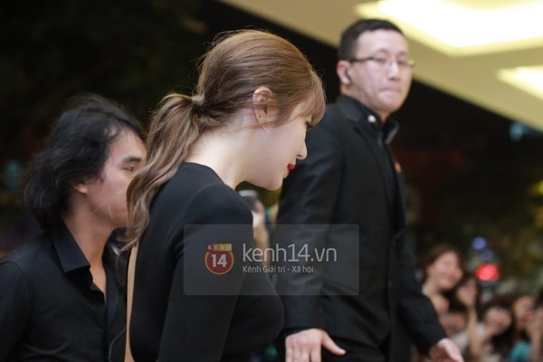 Sự xuất hiện của Yoon Eun Hye tại sự kiện nhà Hà Tăng khiến đường tắc nghẽn 6 Sự xuất hiện của Yoon Eun Hye tại sự kiện nhà Hà Tăng khiến đường tắc nghẽn 6