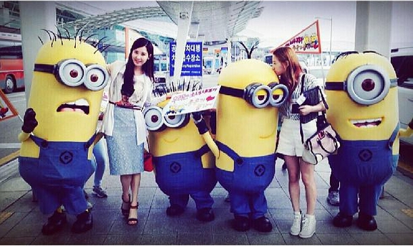 SNSD phấn khích tạo dáng chụp ảnh với minions giữa sân bay 9