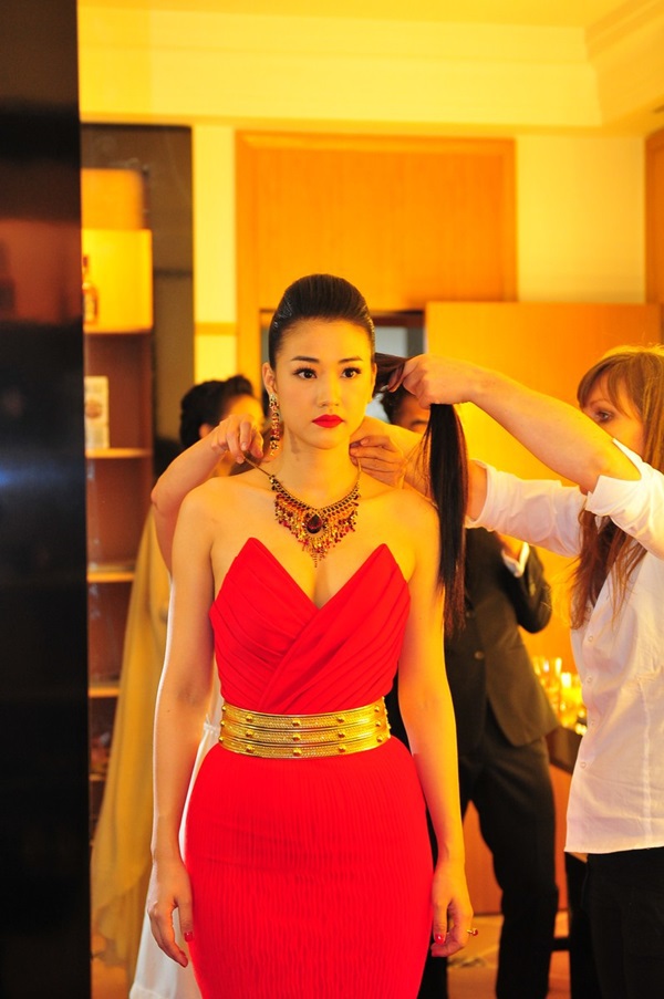 Cận cảnh trang phục của sao Việt trên thảm đỏ Cannes 2013 10