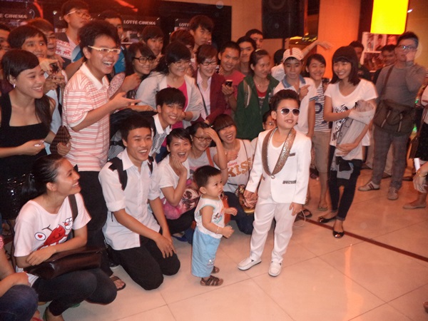 Fan Việt cuồng nhiệt giao lưu với "Psy nhí" 2