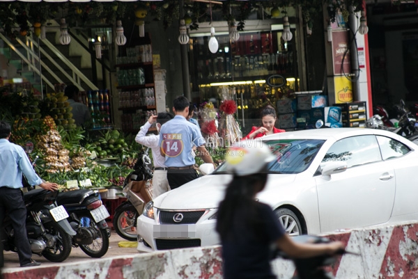 Đinh Ngọc Diệp lại tay trong tay với người yêu 8