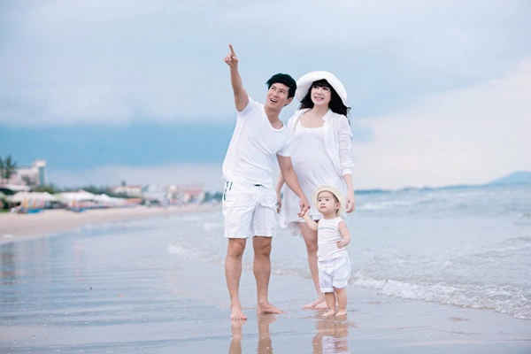 Vợ Lý Hải gần đến ngày sinh vẫn đi bơi với chồng con 5