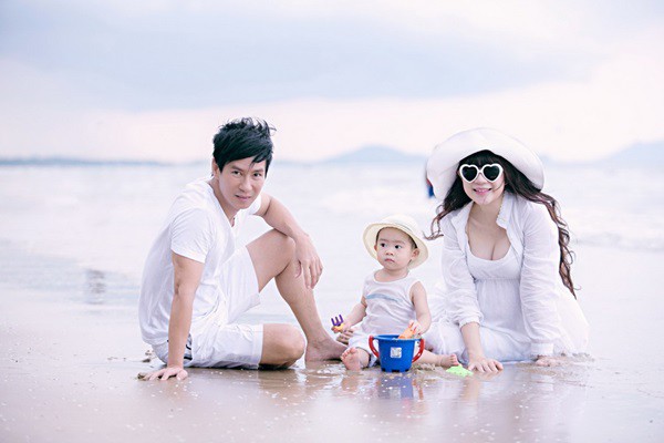 Vợ Lý Hải gần đến ngày sinh vẫn đi bơi với chồng con 6