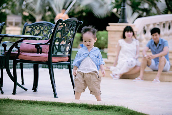 Vợ Lý Hải gần đến ngày sinh vẫn đi bơi với chồng con 9