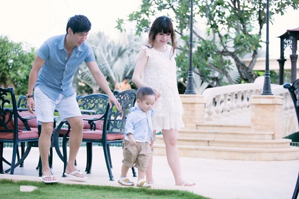 Vợ Lý Hải gần đến ngày sinh vẫn đi bơi với chồng con 10
