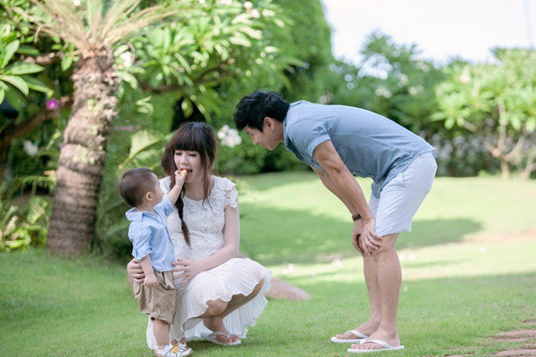 Vợ Lý Hải gần đến ngày sinh vẫn đi bơi với chồng con 12