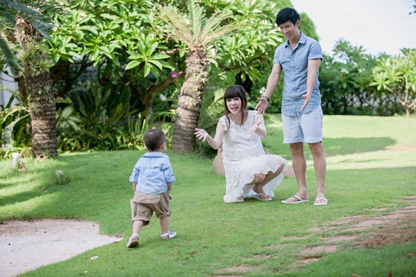 Vợ Lý Hải gần đến ngày sinh vẫn đi bơi với chồng con 13